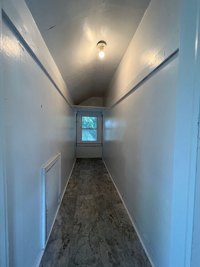 Building Photo - Remodeled 1 bedroom with bonus room
