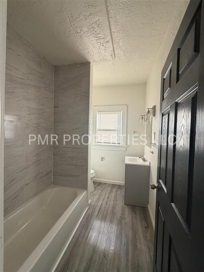 Building Photo - 3Bedroom/1Bathroom-House