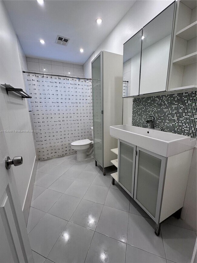 Building Photo - 547 Patio Village Way