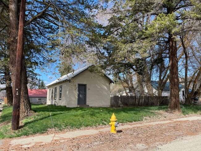 Building Photo - Cottage Style 1 Bed Home with a Large Yard...