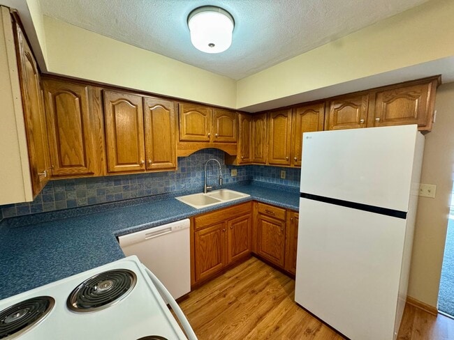 Building Photo - Updated 2BR Condo in Fox Meadows – New Flooring + Appliances