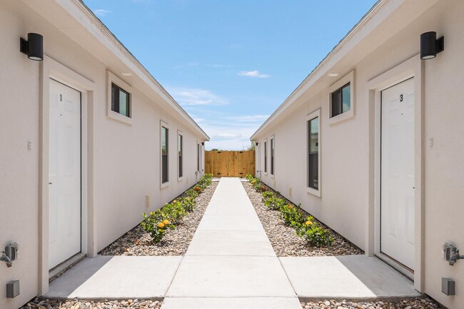 Building Photo - 2022 Summerland Ln