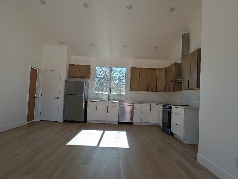 Building Photo - 3036 Greenwood Dr