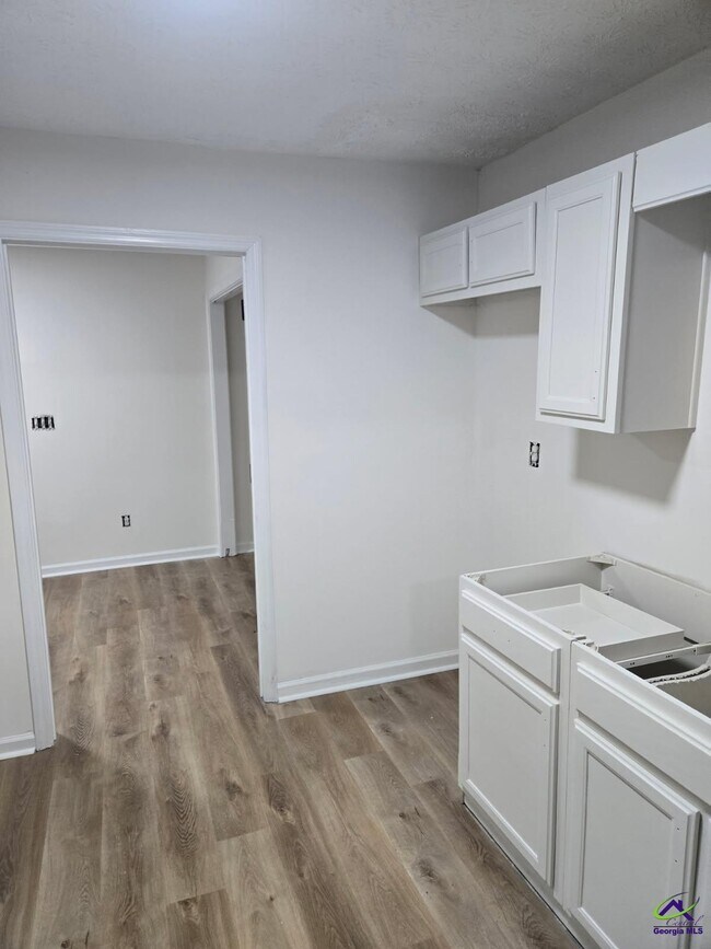 Building Photo - 4685 Pine Valley Dr