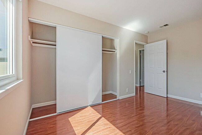 Building Photo - BEAUTIFUL REMODELED TWO STORY TOWNHOME IN ...