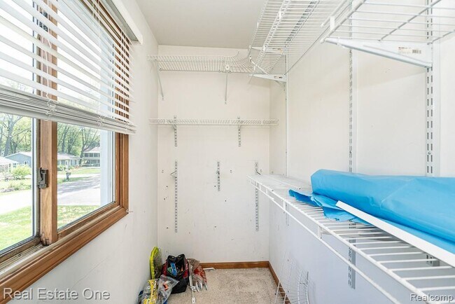 Building Photo - 668 Sherry Dr
