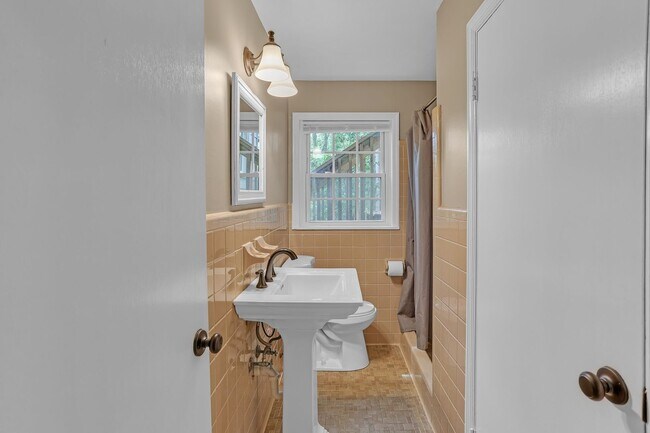 Building Photo - Prestigious Dunwoody Georgia