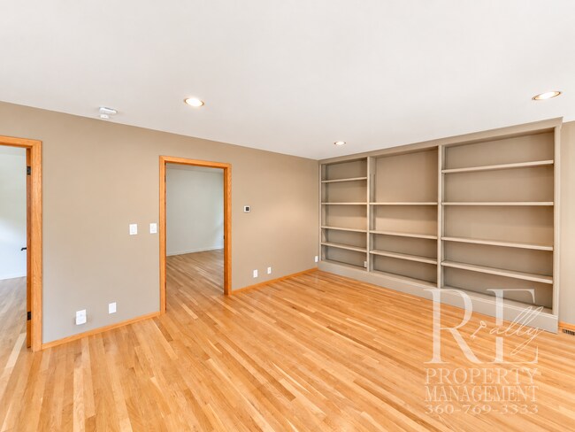 Building Photo - 14444 Sunrise Drive NE