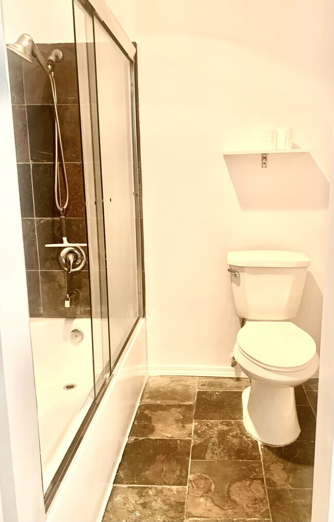 Building Photo - 960 Larrabee St