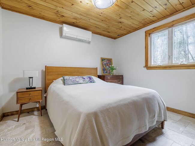 Building Photo - 10 Purdy Hollow Rd