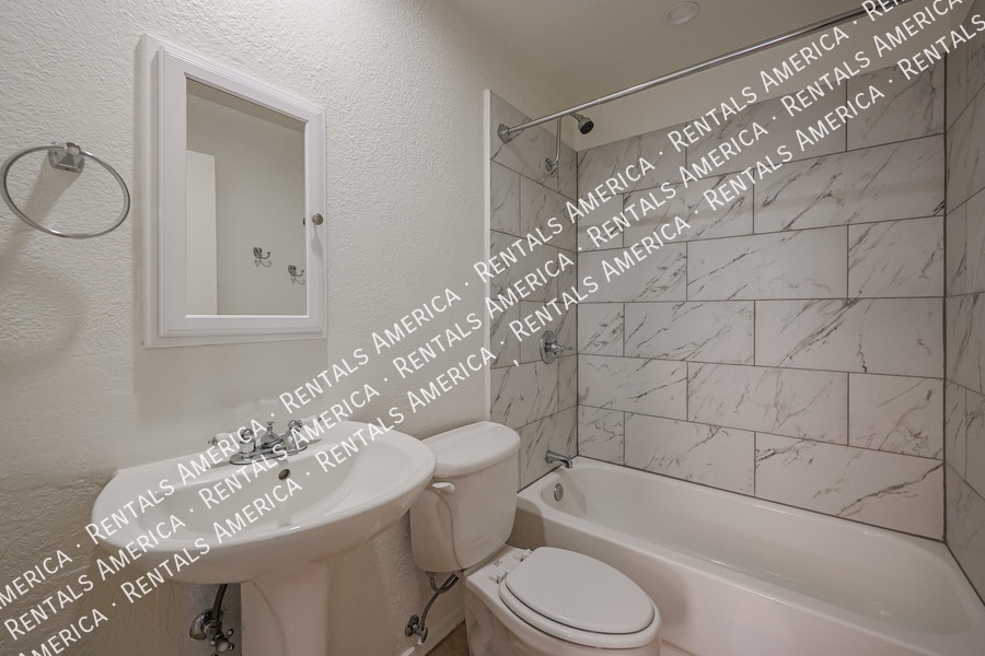 Building Photo - 4683 W Ivanhoe St