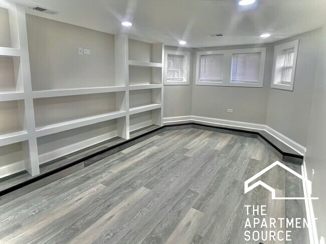 Building Photo - 2937 N Fairfield Ave