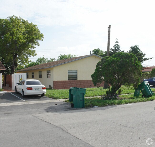 Building Photo - 5211 NW 17th Ct