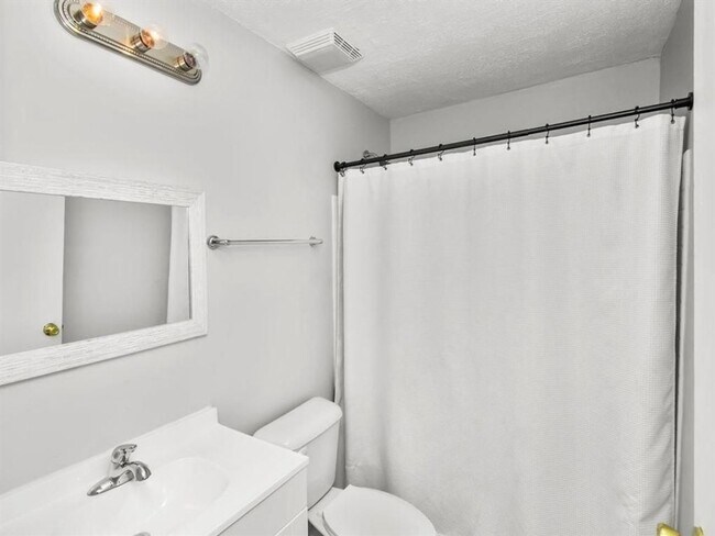 Building Photo - 2 Bed • 1 Bath • Central Location