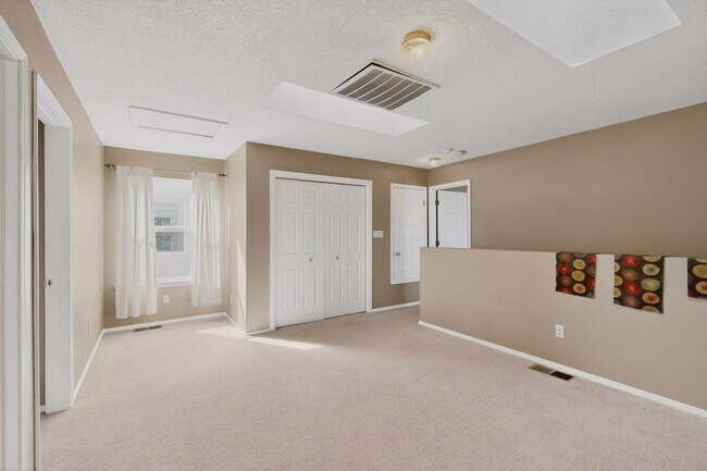 Building Photo - West Side 2/story 3 Bedroom 2.5 Bath 1605/sf 2/CG