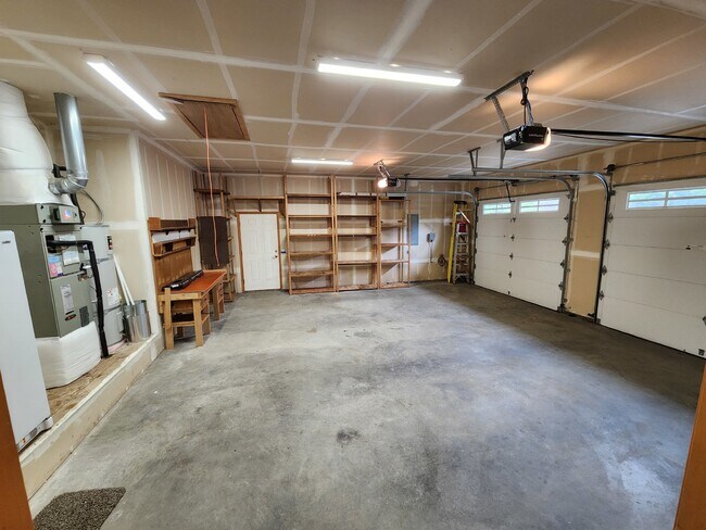 Building Photo - 3 bed 2.5 bath home on Bell Hill with grea...