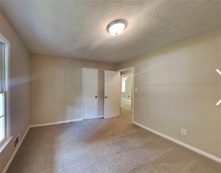 Building Photo - 6250 Silver Spur Dr