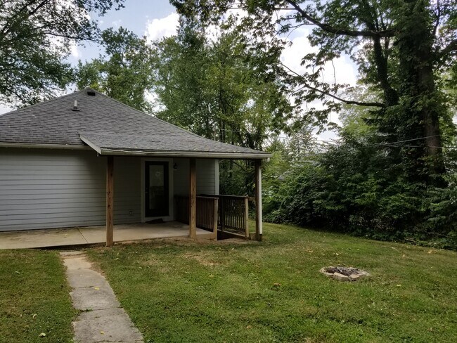 Building Photo - ***AVAILABLE AUGUST 2027*** Bedroom, 2 Bat...