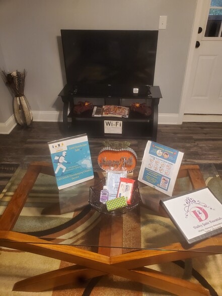 Living room - 818 Lee Andrews Ave SE