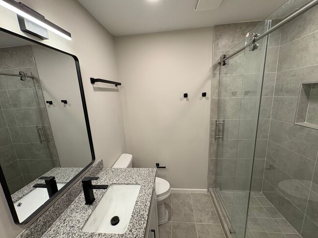 Building Photo - Newly Renovated 4 bed, 2.5 bath Townhome i...