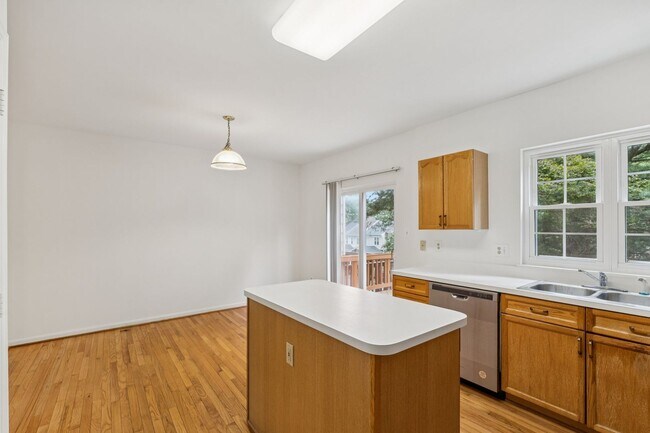 Building Photo - Great Location for schools, shopping and d...