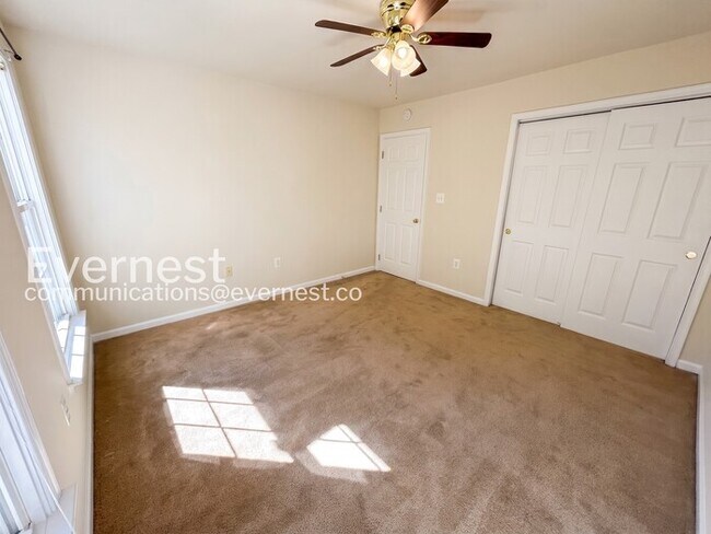 Building Photo - 7 St Stephens Ct