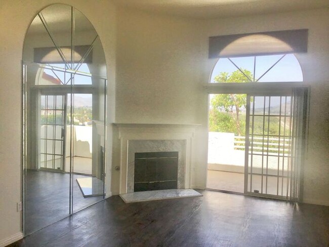 Building Photo - Top of Vista Camarillo