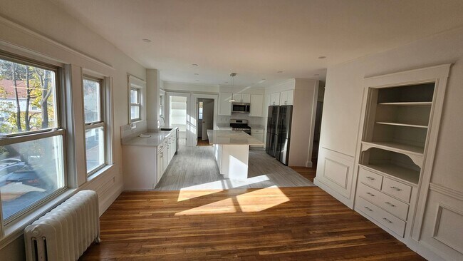 Building Photo - Must see! BRAND NEW RENOVATION! In-Unit La...