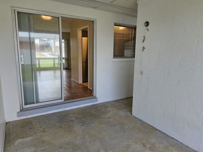 Building Photo - Annual Unfurnished 2 Bedroom, 2 Bath Duple...
