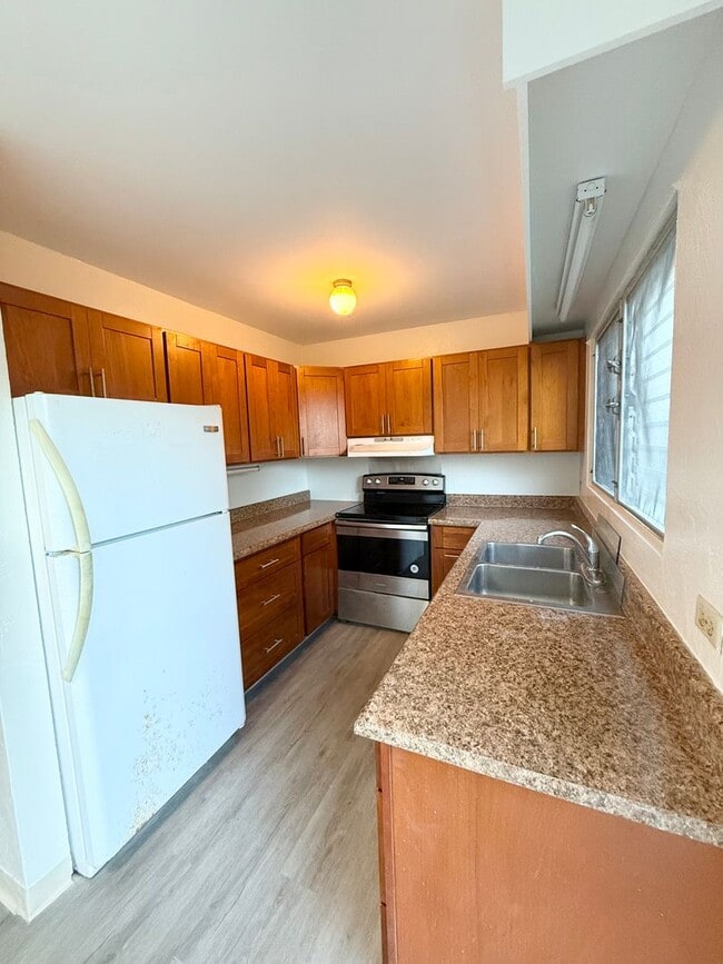 Building Photo - Salt Lake - Tropicana Manor 3-bedroom 2-ba...