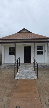 Building Photo - 3 Bedroom 2 Bath Home