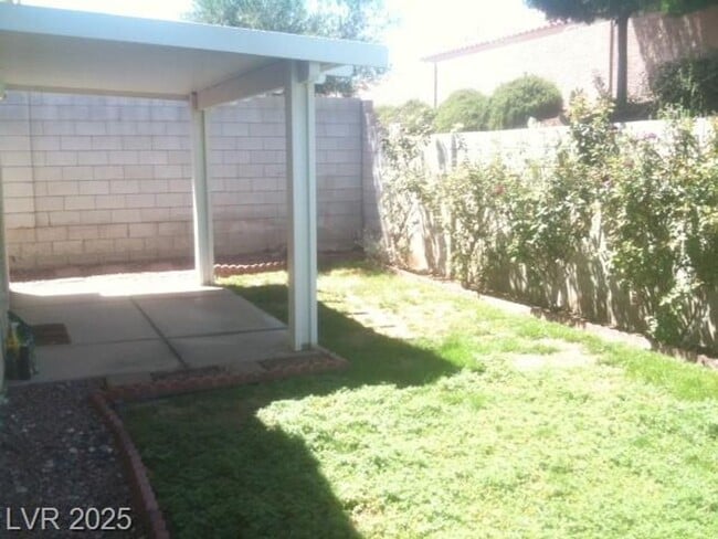 Building Photo - WONDERFUL SINGLE STORY 3 BED 2 BATH HOME I...