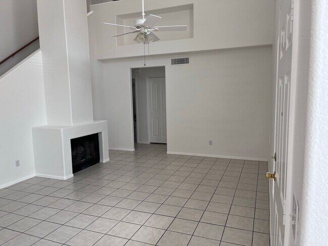 Building Photo - COMING SOON! 3 bed 3 bath Town house with ...