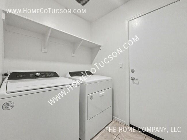 Building Photo - 955 W Calle Ronda