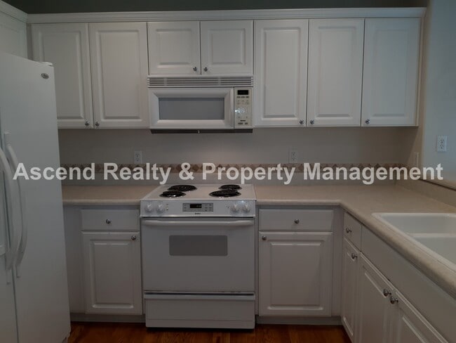 Building Photo - New Price & Available NOW! Great Bethany Location Fenced Yard Quick Access to Nike, Columbia Spor...