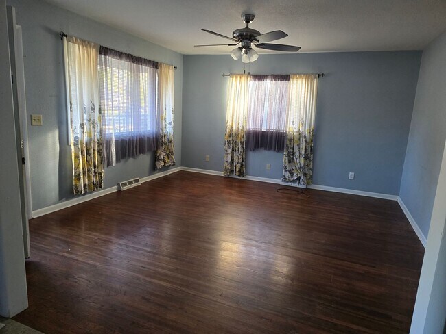 Building Photo - 3 BED 1.5 BATH HOME IN PARK CITY