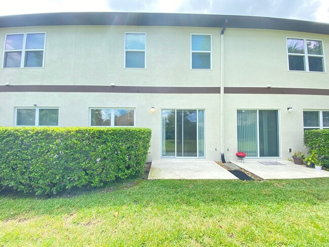 Building Photo - WINTER SPRINGS!  TUSCANY PLACE TOWNHOME - ...