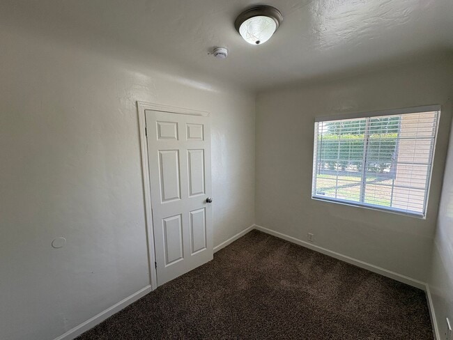 Building Photo - Charming NW Visalia Home Available Now!