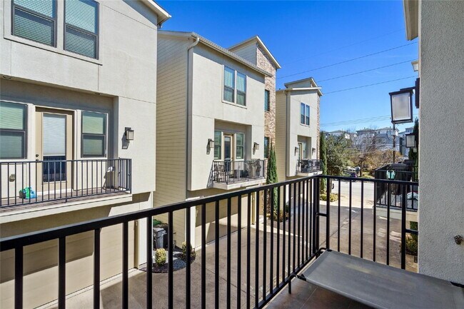 Building Photo - 1720 Live Oak St