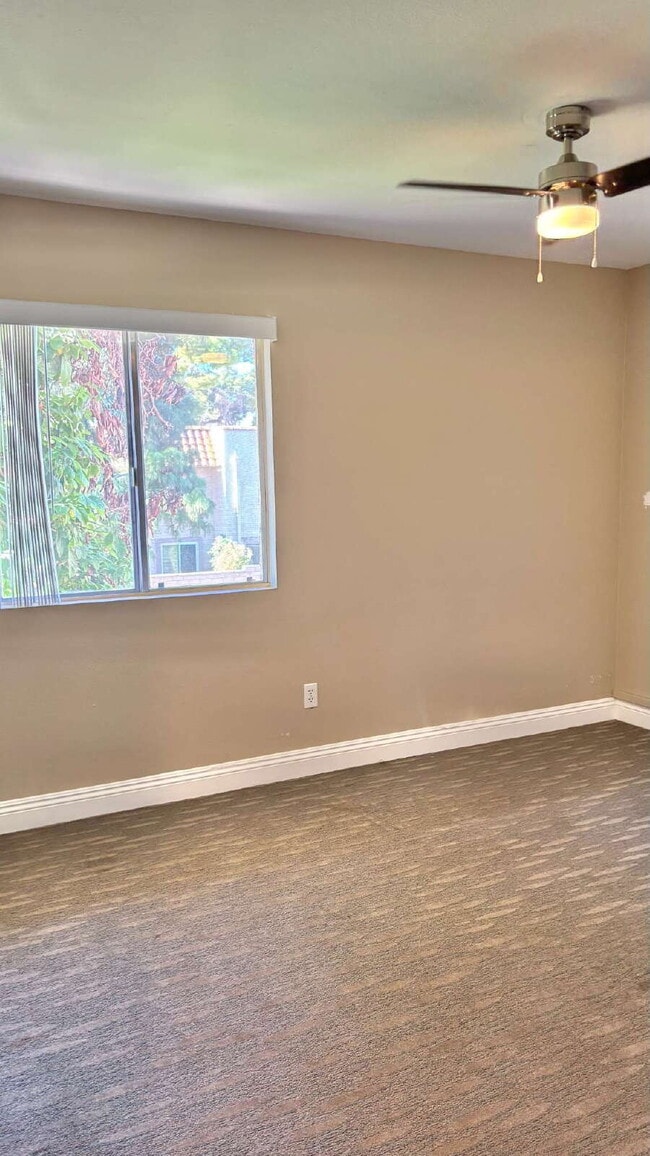 Building Photo - 2 Bedrooms Townhome Availble For Rent in I...