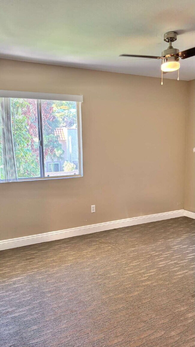 Building Photo - 2 Bedrooms Townhome Availble For Rent in Indio