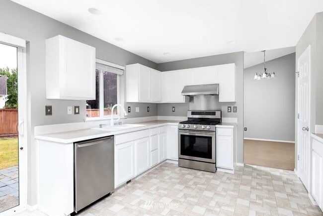 Building Photo - Move in ready home with 4 beds 2.5 bath and 3 car garage