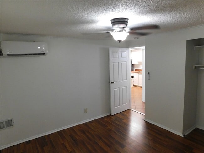 Building Photo - 557 7th Pl