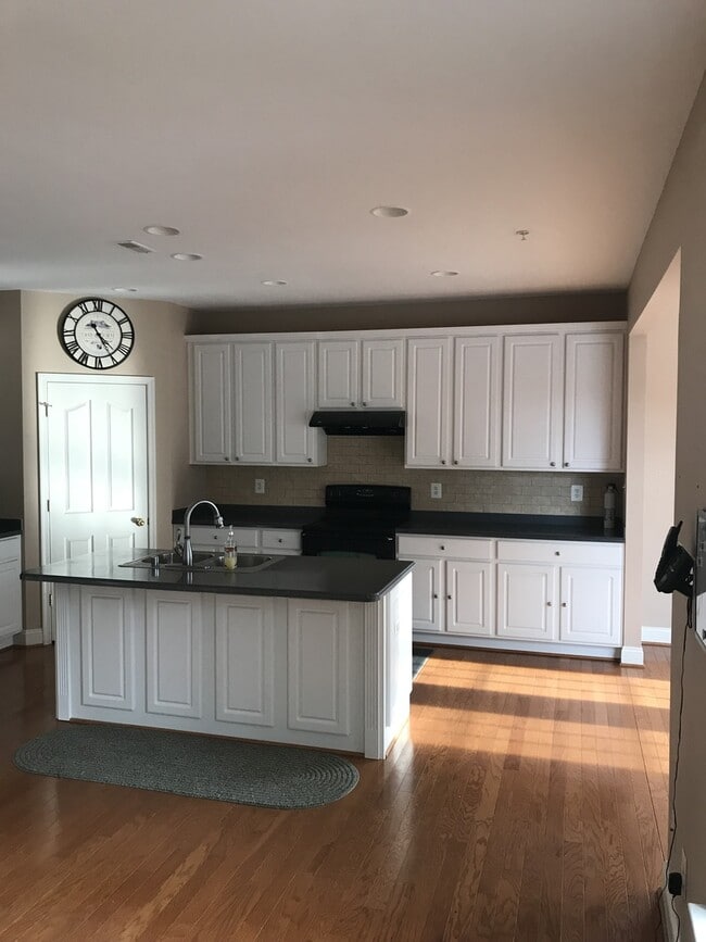 Building Photo - *Coming Soon!*  Large end unit town home i...