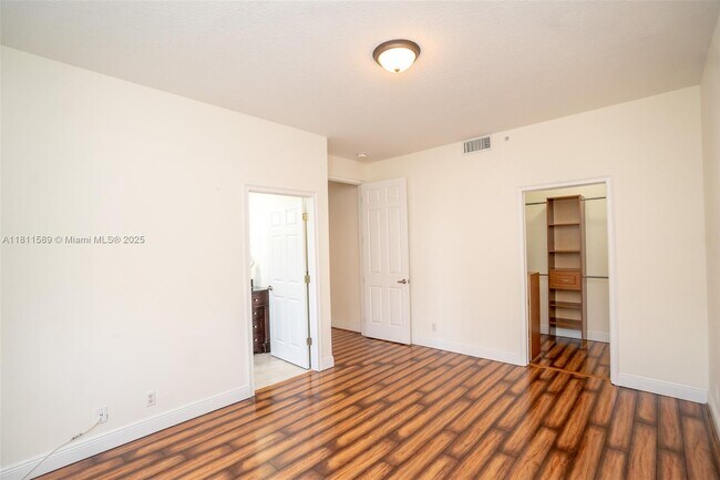 Building Photo - 2685 NE 9th Ave