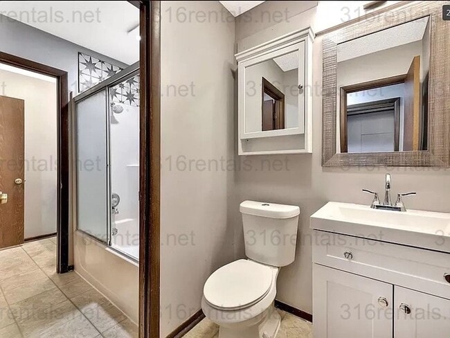 Building Photo - $1545 - 2 bed 2 bath - Duplex located in R...