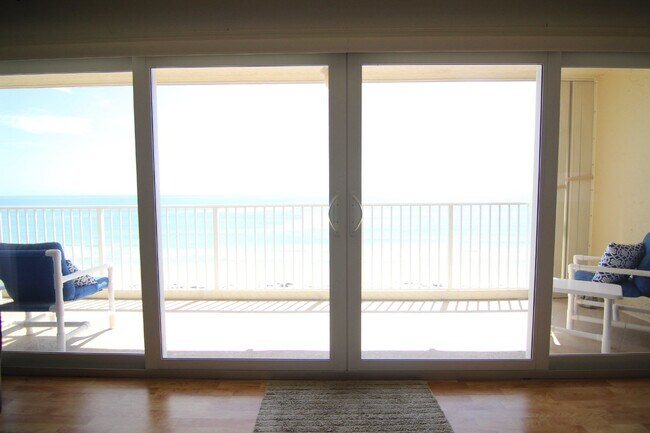 Building Photo - Gorgeous Furnished Direct Ocean Condo in Indialantic