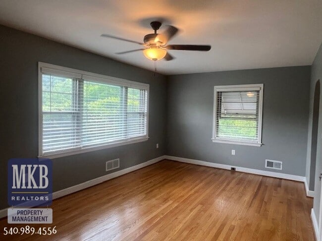 Building Photo - 2-Possibly 3 Bedroom completly remodeled h...