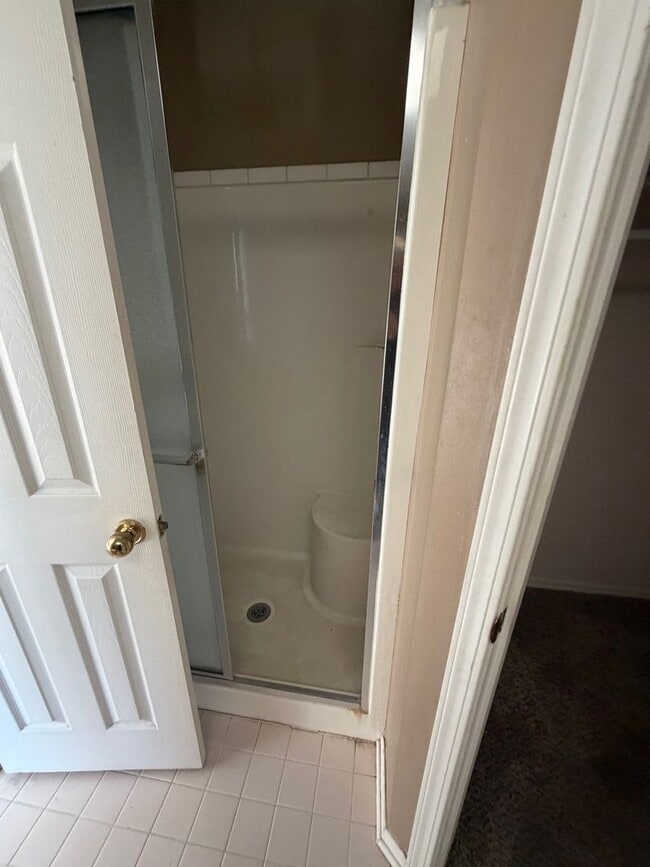 Building Photo - This charming single story 3 bedroom, 2 bath home with the convenience and an unbeatable location.