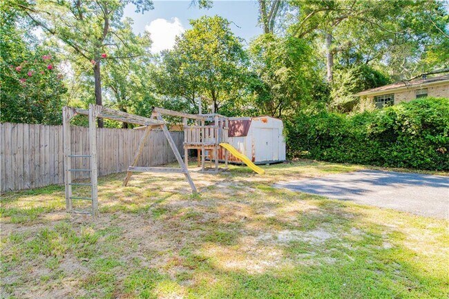 Building Photo - 2704 Woodcliff Dr E